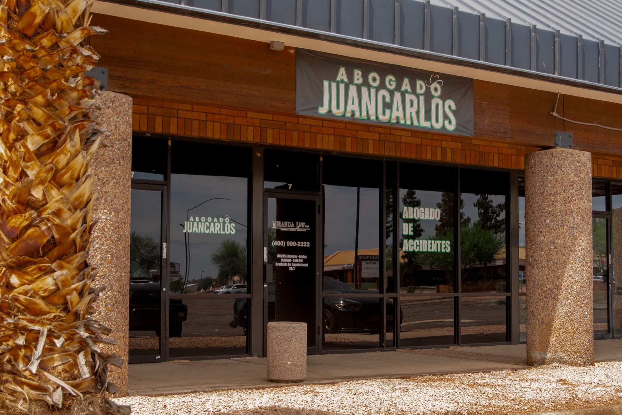 Fachada de la oficina del Abogado Juan Carlos en Mesa, Arizona, con el letrero sobre la entrada