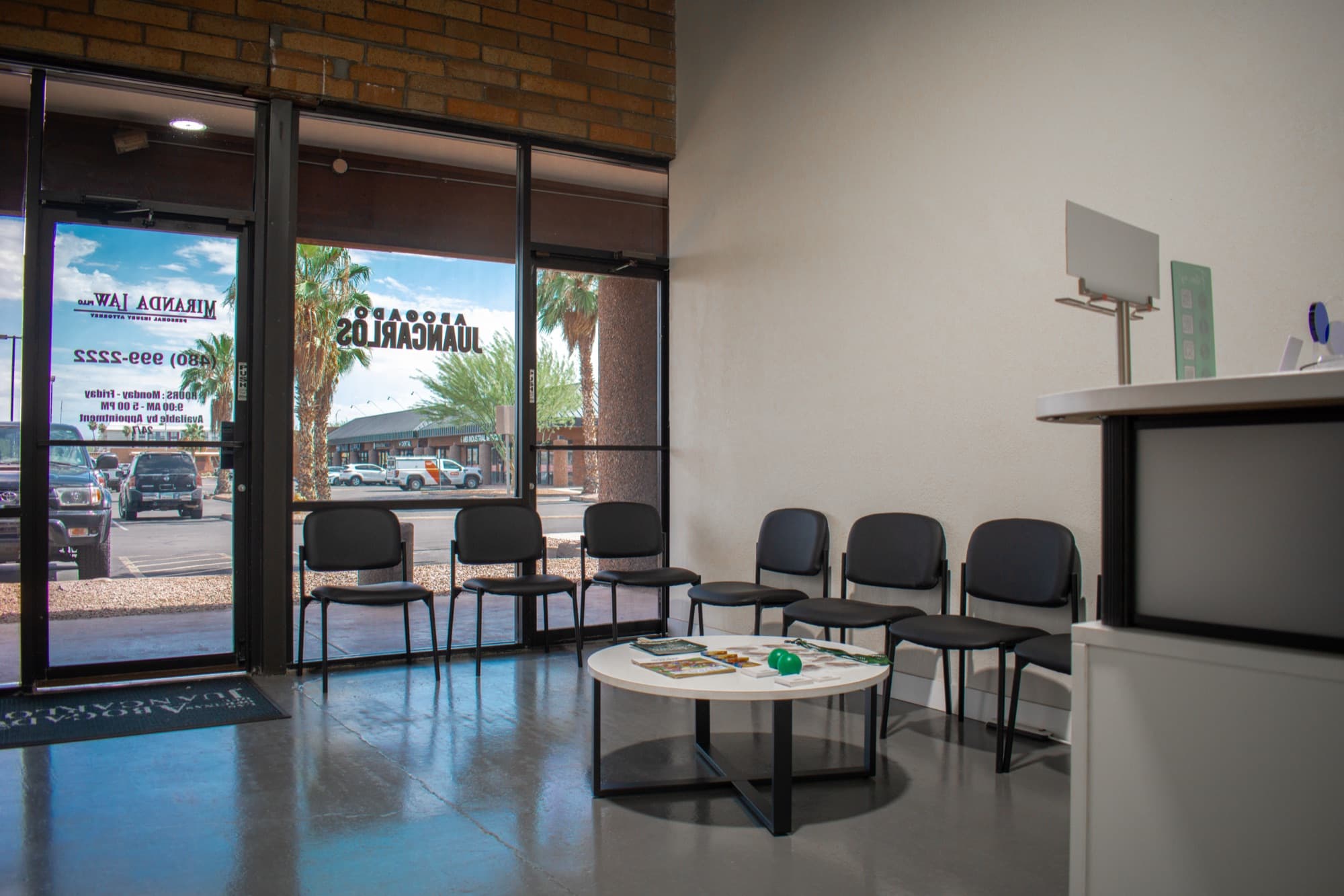Sala de espera de la oficina en Mesa, con sillas y vista a la calle